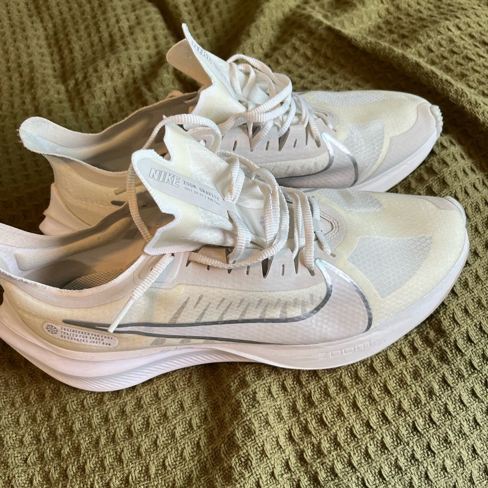 nike zoom gravity black and white